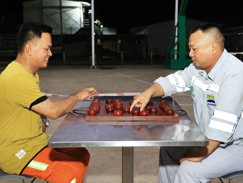 “棋”聚华宝，方寸棋盘展锋芒